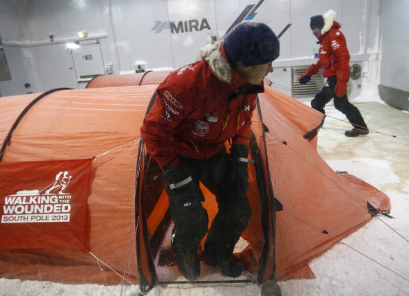 الأمير يخرج من خيمته حيث أمضى ليلة الغرفة المبردة