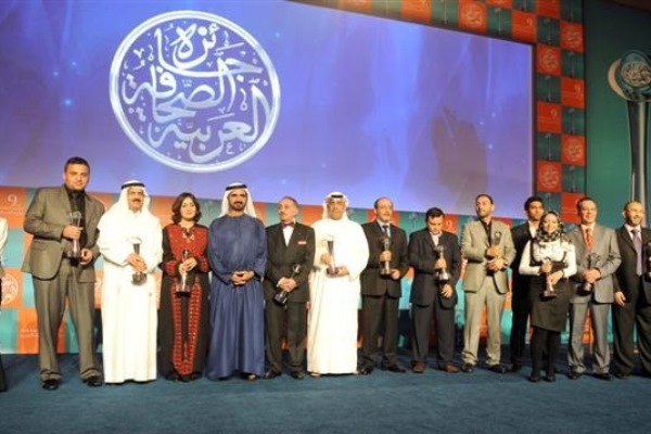 محمد بن راشد يتوسط الفائزين بجائزة الصحافة العربية - أرشيفية