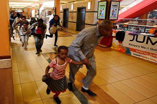 مواطنون عالقون في المجمع التجاري يحاولون الفرار