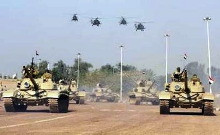 قوات عراقية تستعرض في بغداد بعيد الجيش