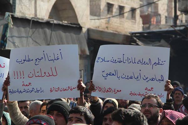 متظاهرون معارضون سوريون ضد تنظيم داعش