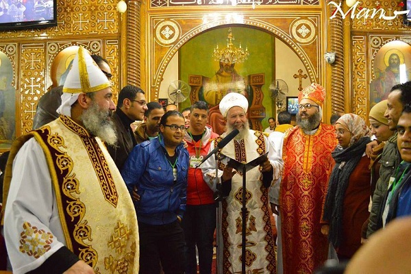 مصريون يقدمون التهاني للأقباط في الكنائس