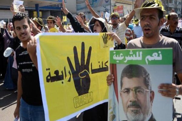 أنصار الرئيس المخلوع يرفعون صورًا لمرسي وشعارات رابعة