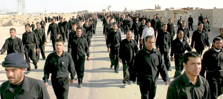 متطوعون شيعة عراقيون في مخيم تدريب قبل توجههم إلى سوريا