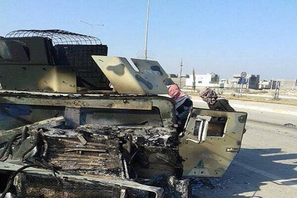 عربة عسكرية للجيش العراقي محطمة بوسط الرمادي