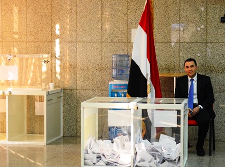 صناديق الاقتراع في الاستفتاء على الدستور الجديد داخل السفارة المصرية في الامارات