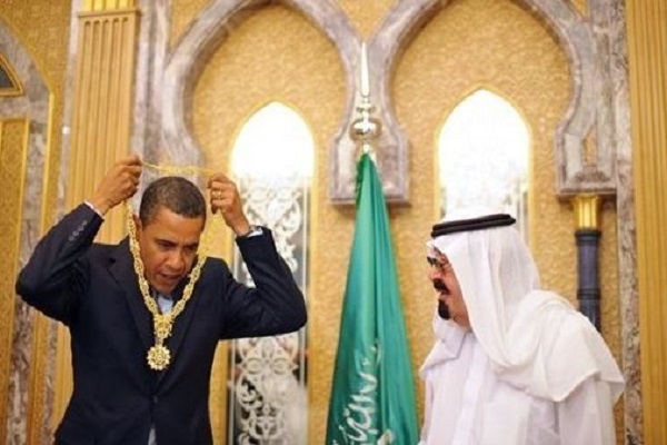 الملك عبدالله بن عبدالعزيز مكرما باراك أوباما