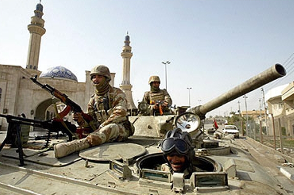 جنود عراقيون يحرسون مسجدًا في بغداد عشية صلاة الجمعة