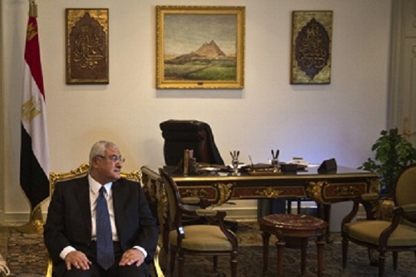 الرئيس المؤقت عدلي منصور يتعرض لضغوط كبيرة لاجراء الانتخابات الرئاسية