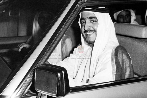 الشيخ خليفة بن زايد هو ثاني رئيس لدولة الإمارات 