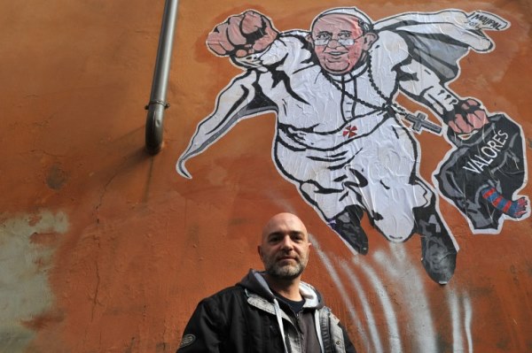 الرسام الايطالي مابول يقف أمام جداريته