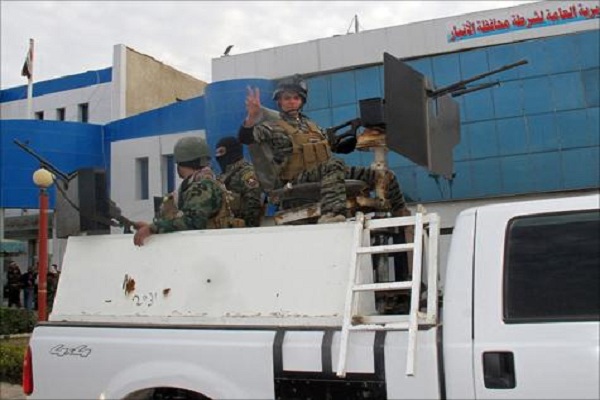 جنود عراقيون امام مقر مديرية شرطة محافظة الانبار في الرمادي
