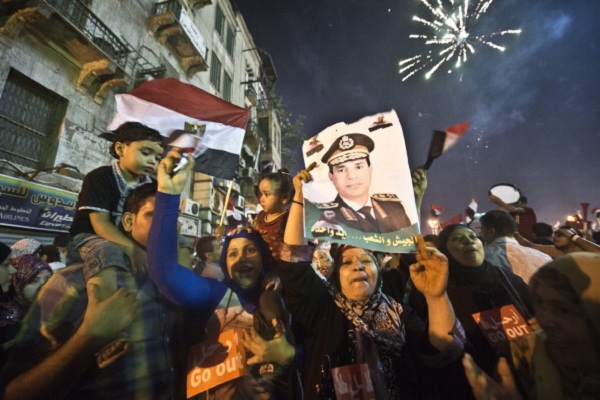 مصريون يحملون صورة السيسي