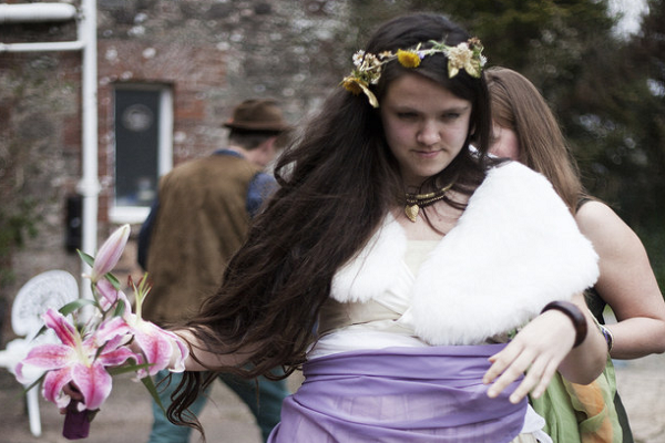 ها هي ترتدي فستان الزفاف