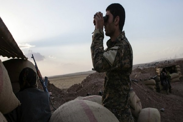 جنود اكراد في نقطة مراقبة في عين العرب