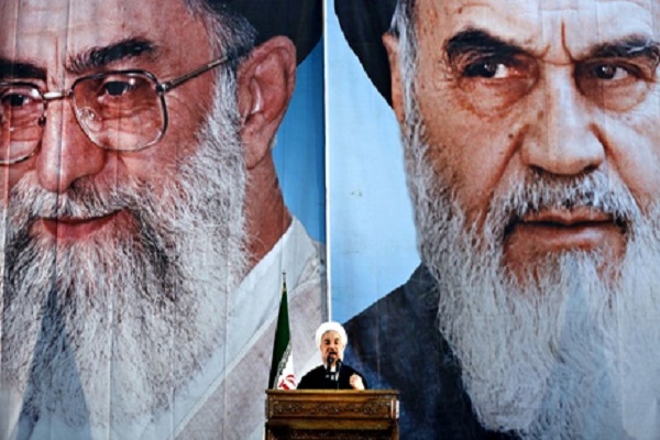 الرئيس روحاني خلال القاء خطاب في إيران