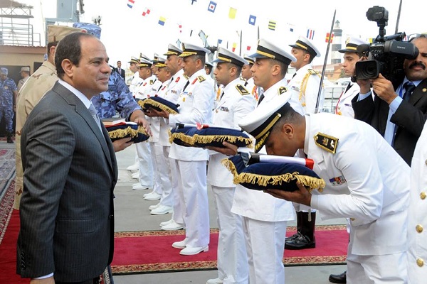 السيسي وسط ضباط وقادة البحرية المصرية