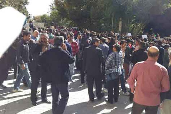صورة أخرى لتظاهرات في طهران ضد رش الفتيات بالأحماض