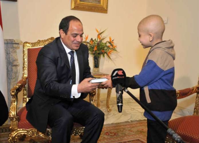 الطفل المصاب بالسرطان يهدي الرئيس مصحفًا - صورة لرئاسة الجمهورية المصرية