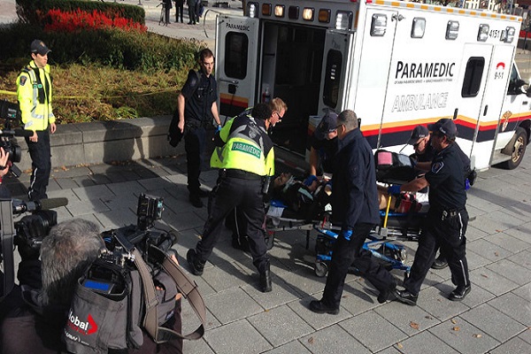المسعفون ينقلون جريحًا بعد حادثة اطلاق النار في البرلمان الكندي
