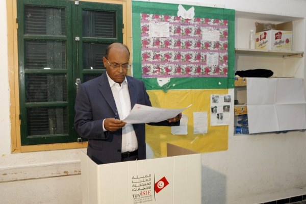 الرئيس التونسي منصف المرزوقي يدلي بصوته