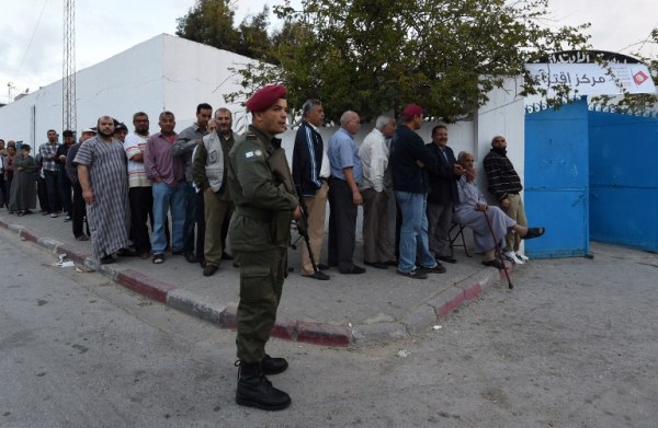 شرطي تونسي أمام أحد مراكز الاقتراع