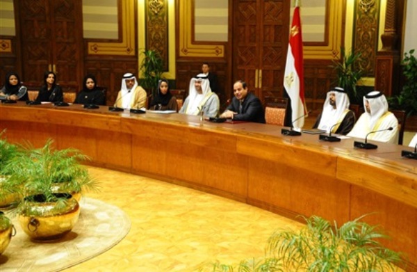 الوفد الإعلامي الإماراتي خلال اللقاء مع الرئيس المصري في قصر الإتحادية أمس