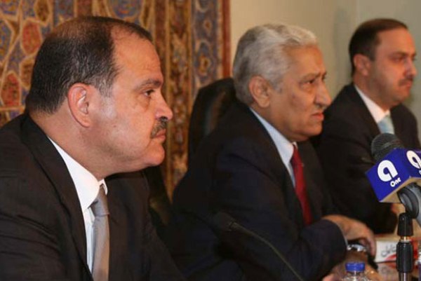 النسور يتوسط وزير الداخلية والاعلام في المؤتمر الصحافي