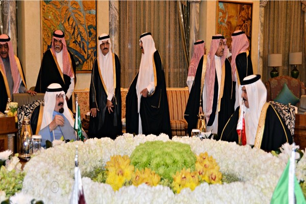 العاهل السعودي في حديث مع عاهل البحرين