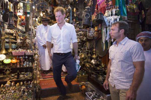 الأمير عاري متجولًا في سوق نزوى التراثي