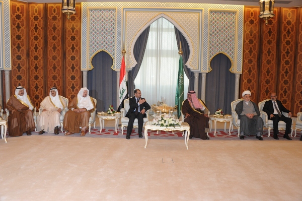 الجبوري والوفد البرلماني العراقي المرافق خلال إجتماعهم مع الأمير مقرن