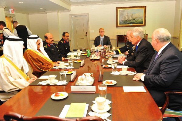 وزير الحرس الوطني السعودي يجتمع مع وزير الدفاع الأميركي