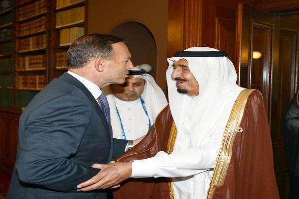 رئيس الوزراء الاسترالي توني ابوت مصافحا ولي العهد السعودي الأمير سلمان بن عبد العزيز