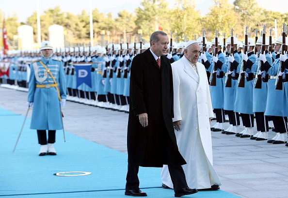 أردوغان مستقبلا البابا فرنسيس في قصر الرئاسة في أنقرة