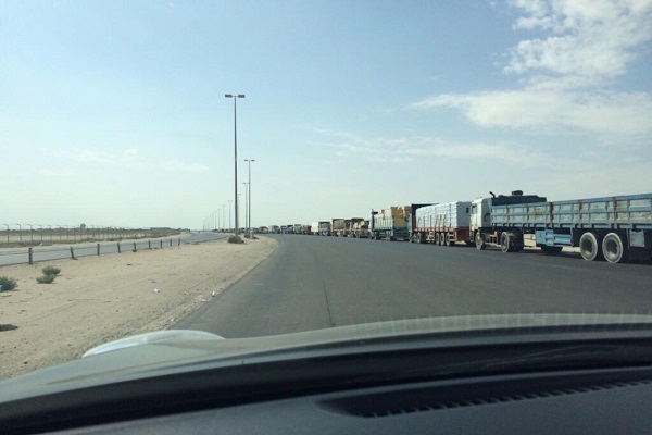 شاحنات تنتظر الدخول للسعودية على الحدود