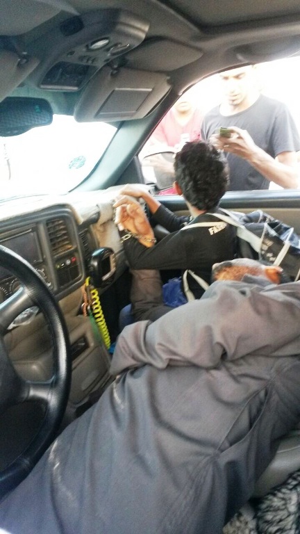 المواطن السعودي والصبي مكبلان داخل السيارة