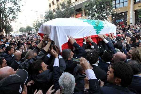 تابوت الفنانة صباح ملفوفًا بالعلم اللبناني