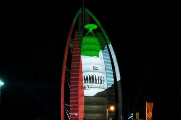 برج العرب مضيئا بألوان علم الإمارات