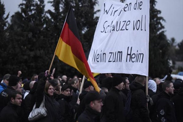 متظاهرون ضد إقامة مخيم جديد للاجئين في ألمانيا