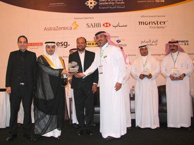 عبدالله بن حمد بن زرعة، الرئيس التنفيذي للمدينة، يستلم جائزة أفضل بيئة عمل