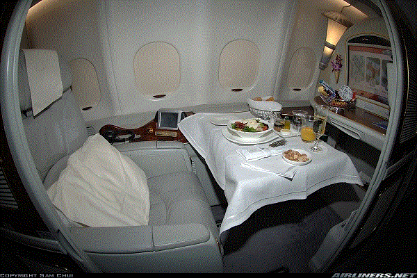 طاولة طعام في طائرة حديثة