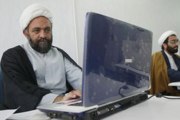 رجال الدين في إيران وإدمان الانترنت 
