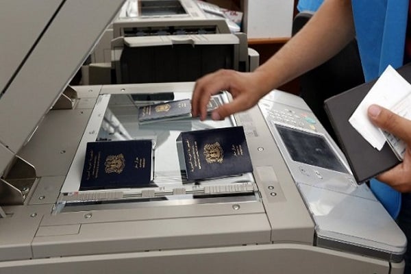 موظف بوكالة الأمم المتحدة يفحص جوازات سفر للاجئين السوريين