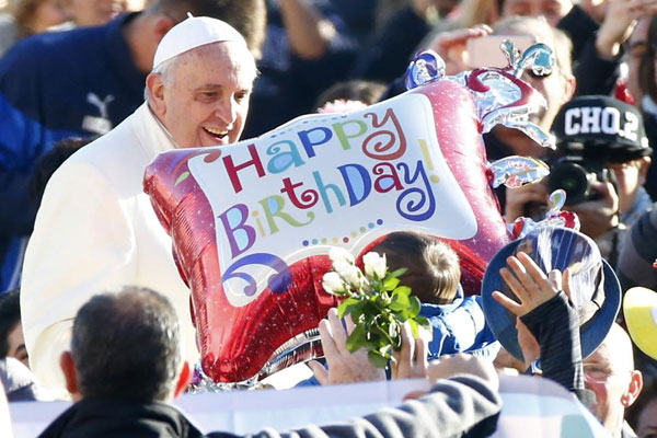 البابا فرنسيس وسط محبيه يتلقى التهاني لمناسبة عيد ميلاده