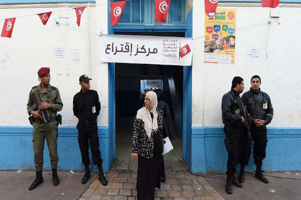 رجال أمن منتشرون أمام مركز اقتراع في تونس العاصمة