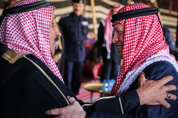 عبدالله الثاني وعناق مع احد شيوخ العشائر 