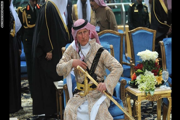 الأمير البريطاني تشارلز يرتدي الزي التقليدي السعودية خلال حضوره مهرجان الجنادرية بالرياض