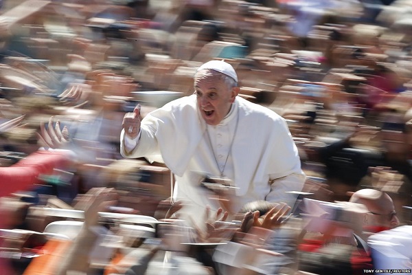 البابا فرانسيس يحيي جماهيره المحتشدين في فناء كنيسة القديس بطرس