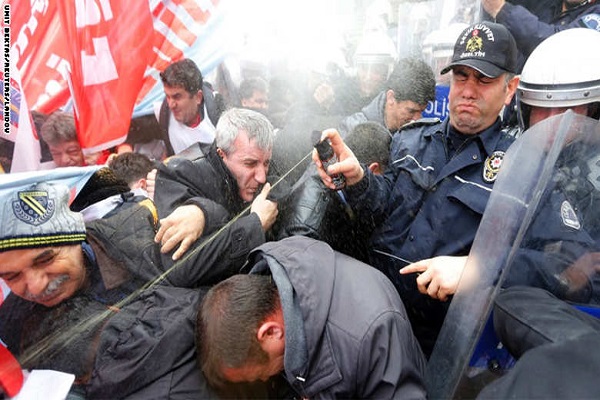 الشرطة التركية تفرق متظاهرين في أنقرة غاضبين من تسجيل مسرب لأردوغان يعلم ابنه غسيل الأموال