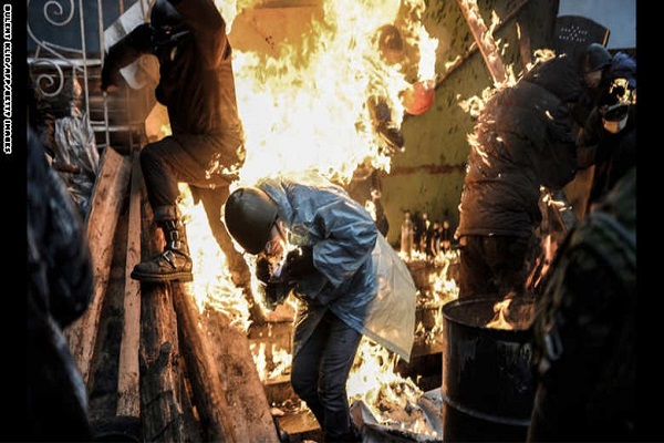 النار تشب في متظاهرين في كييف بأوكرانيا 